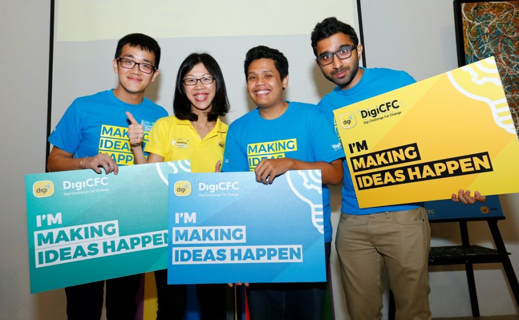 Quah Yean Nie (Digi¡¯s Head of Communications & Sustainability) dua dari kiri bergambar bersama tiga pemenang DigiCFC7, (dari kiri) Yong Wei Shian, Mohd Zuhari bin Zulkiflee dan Mazlan Alam Malik.