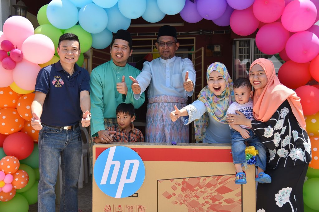 Frankie Chan – Pengarah Perniagaan Kategori PC, HP PPS Sales Sdn Bhd menyampaikan Mohd Al-Zikry bin Awallul Aznam dan keluarganya dengan sebuah TV LED 50 inci di dalam majlis rumah terbuka “Ini Rayaku bersama HP”.