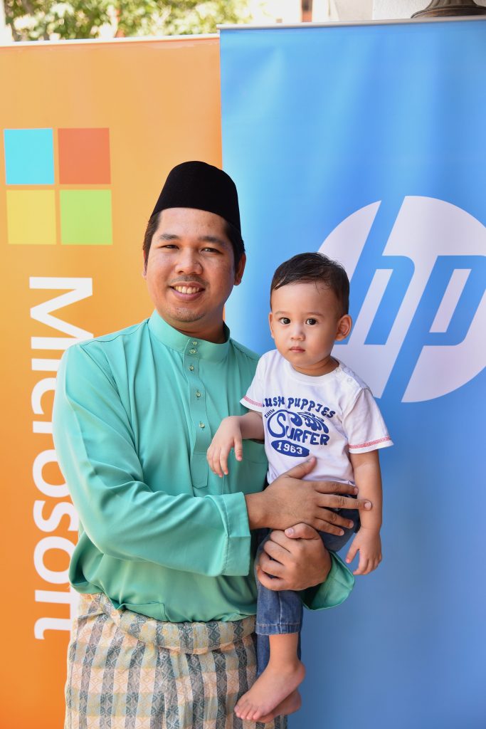 Mohd Al-Zikry Bin Awallul Aznam, pemenang hadiah utama kempen “Ini Rayaku bersama HP”.