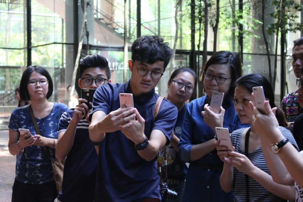 Jurugambar profesional yang diperakui Leica, Nic Chung, berkongsi ilmu fotografi dengan peserta bengkel.