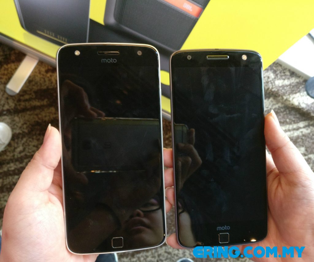 Moto Z (kanan) mempunyai label Moto pada bahagian bawah, manakala Moto Z Play labelnya terletak di bahagian atas skrin.