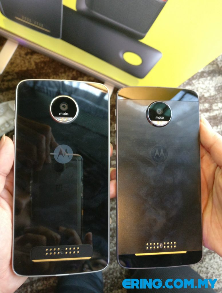 Moto Z mempunyai bar hitam pada bahagian atas dan bawah, manakala Moto Z Play mempunyai panel belakang tanpa bar.