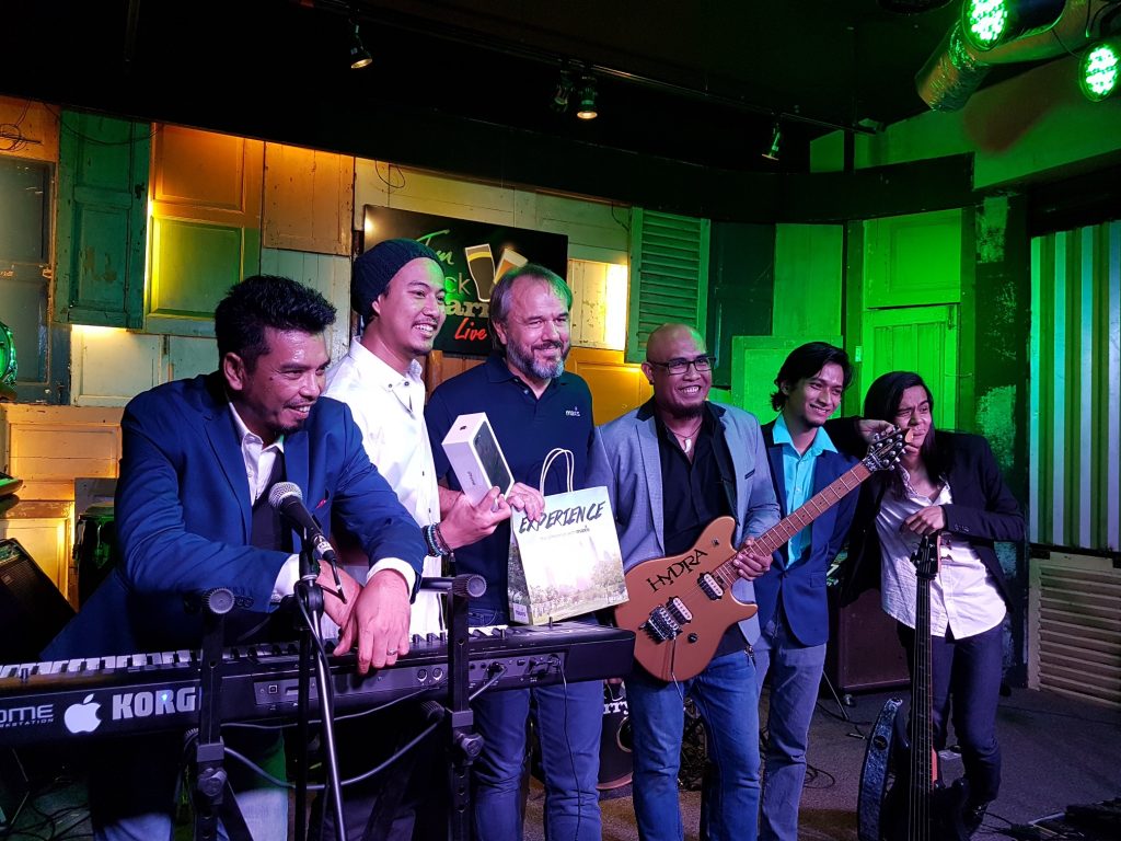 Ketua Pegawai Eksekutif Maxis, Morten Lundal, telah mengejutkan Jezzriq (Jezz) Bin Eddie Kismilardy, pemain keyboard untuk kumpulan Hydra ketika sedang membuat persembahan bersama kumpulannya.