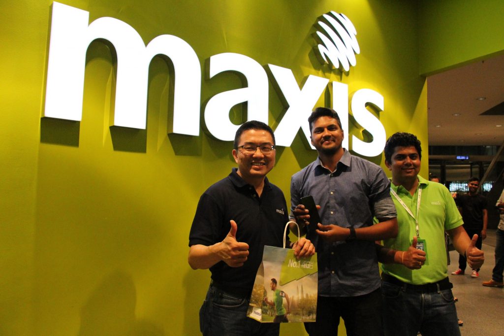 Mathanan A/L Mohan dari Rawang adalah pelanggan Maxis yang pertama mendapatkan iPhone 7 Plus dari Pusat Maxis KLCC. 