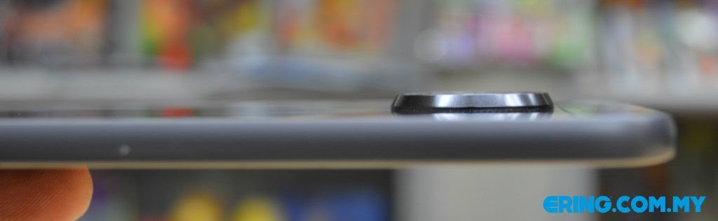 Bonggol kamera yang agak tinggi, namun apabila dipasangkan Style Shell, kamera berada selaras dengan badan peranti.