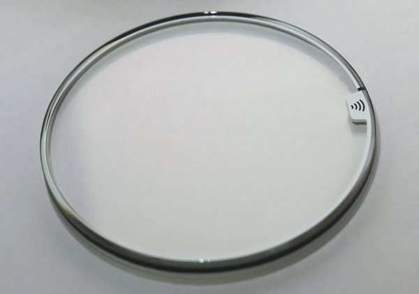 Syarikat Switzerland Winwatch menyepadu cip keselamatan kecil dari Infineon yang hampir tidak dapat dilihat ke dalam kristal nilam STISS® terpatennya untuk menukar jam tangan analog menjadi peranti pembayaran digital. Cip ini membolehkan urus niaga pembayaran yang cepat dan selamat oleh frekuensi radio dalam masa milisaat.